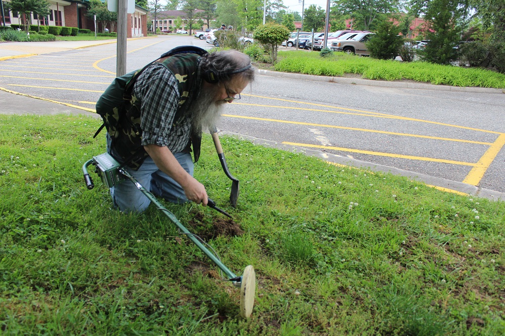 JB Metal Detecting Joel Looking 